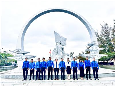 Tháng ba biên giới - Tuổi trẻ PTC3 dâng hương tưởng niệm chiến sĩ Gạc Ma, tri ân Mẹ Việt Nam Anh hùng